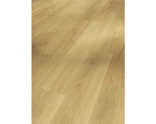 Närbild av ett laminatgolv med träutseende.