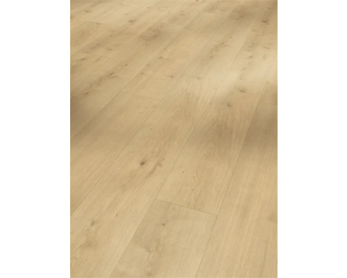 Ljust laminatgolv med träutseende.