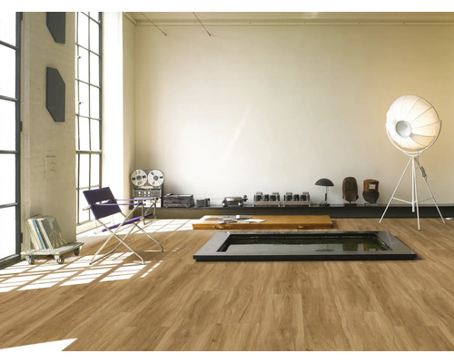 Ljust rum med golv i träutseende, stol och dekoration