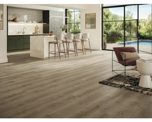 Ljust vardagsrum med trägolv, pentry och sittmöbler