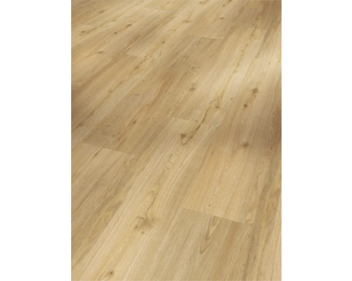 Ljust laminatgolv med träutseende