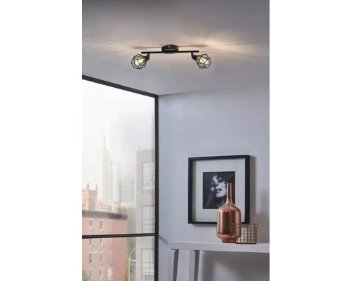 Taklampa med två lampor i rummet