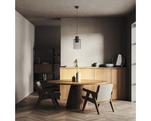 Matsal med träbord, stolar, hänglampa med burdesign och träskåp