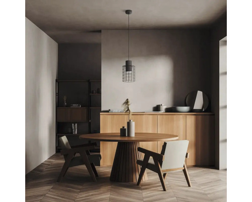 Matsal med runt bord, stolar och en pendellampa med skärm i burform