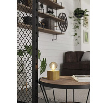 Dekorativ scen med en bordslampa på ett sidobord