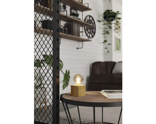 Dekorativ scen med en bordslampa på ett sidobord