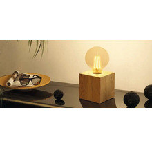 Dekorativ lampa med träkubbas och rund glödlampa