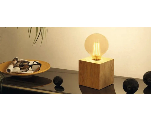 Dekorativ lampa med träkubbas och rund glödlampa