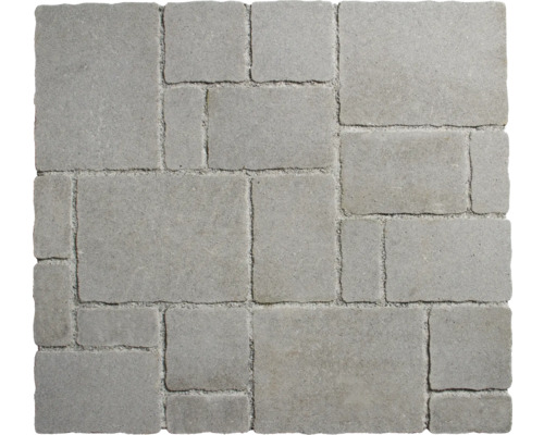 Grå gatstenar i olika storlekar lagda i förband