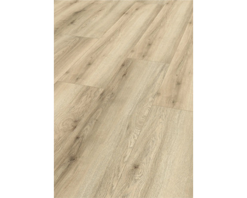 Närbild av ljust laminatgolv med trästruktur