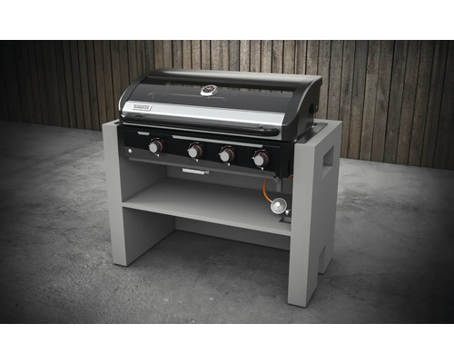 Gasolgrill med fyra brännare på ett underskåp
