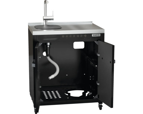 Diskbänk med diskho och kran, underskåp med öppna dörrar.