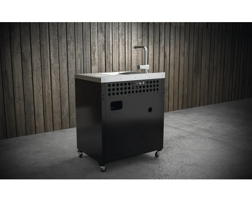 Svart grillskåp med diskho och vattenkran