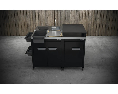 Utomhuskök med diskho, arbetsyta och förvaringsutrymme