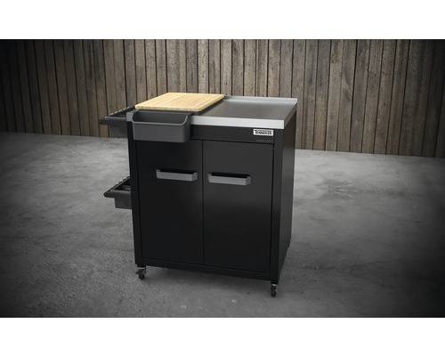 Grillvagn med skärbräda och skåp för förvaring av grilltillbehör.