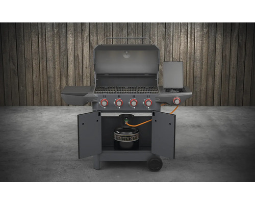 Gasolgrill med öppen huv och gasflaska i underskåpet