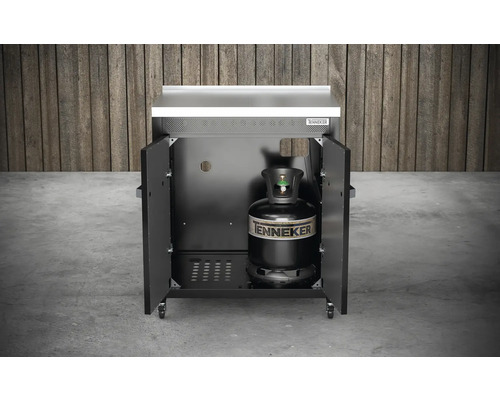 Gasolgrill med öppna dörrar och gasflaska inuti