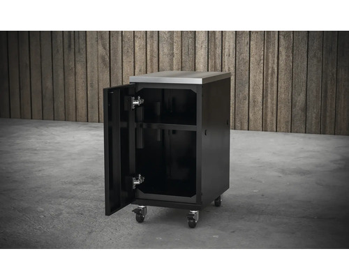 Skåpvagn med arbetsbänk i rostfritt stål och öppen dörr.