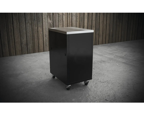 Rullbart verkstadsskåp med arbetsbänk i rostfritt stål framför trävägg