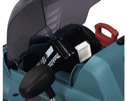 Makita batteri i batterifacket på ett trädgårdsredskap
