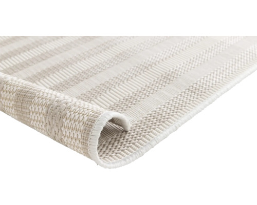 Detaljvy av en ljus randig matta