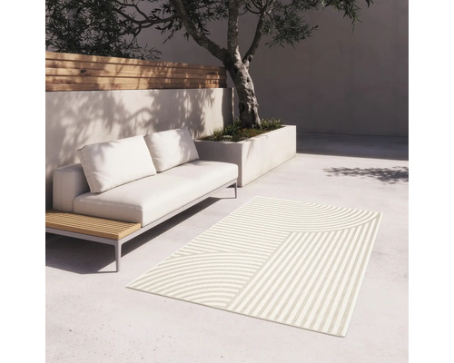 Utomhusscen med soffa och mönstrad matta på en terrass