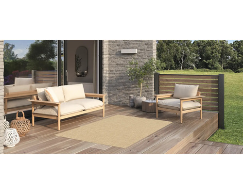 Terrass med utomhusmatta, sittgrupp och dekoration