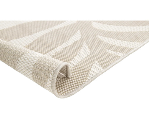 Detaljvy av en beige matta med geometriskt mönster