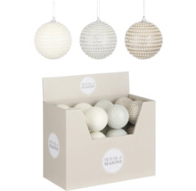 Dekorationsbollar i en säljlåda