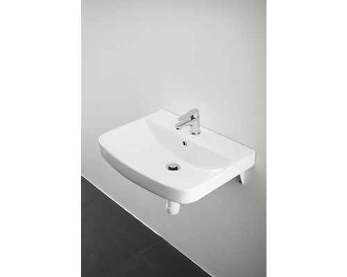 Vitt keramiskt handfat med kran monterad på en vägg.