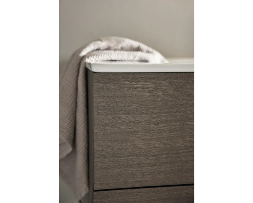 Detaljbild av ett underskåp för tvättställ med handduk