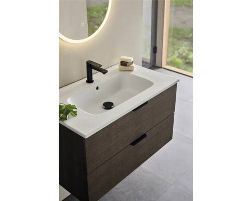 Badrum med tvättställsskåp, tvättställsskål och blandare