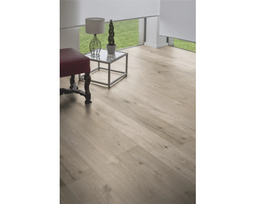 Ljust trägolv i ett vardagsrum med bord och stol.