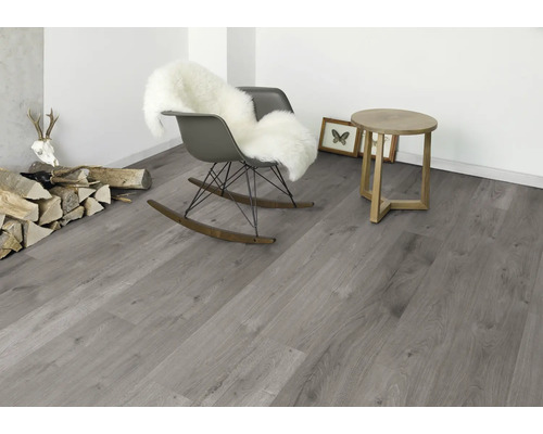 Inredningsidé med laminatgolv, gungstol och sidobord