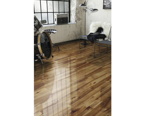 Ljust rum med trägolv, trumset och stol