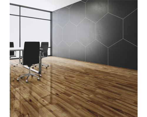 Konferensrum med trägolv, konferensbord och kontorsstolar