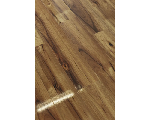 Närbild av ett laminatgolv med träutseende