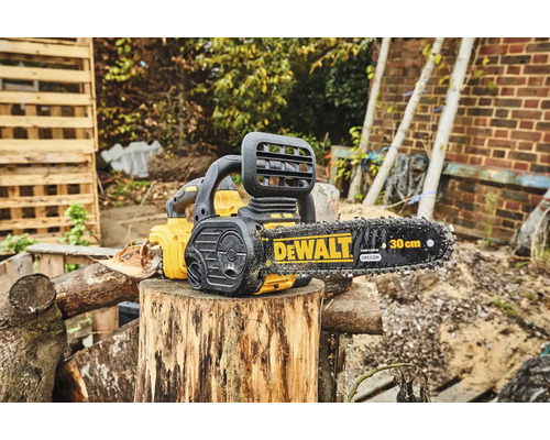 DeWalt motorsåg med 30 centimeters svärdlängd på trästubbe