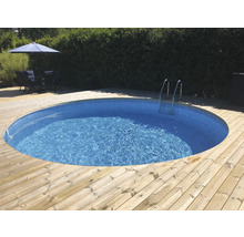 Rund pool med stege och trädäck i trädgården