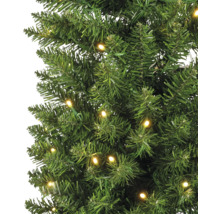 Detaljbild av en konstgjord julgran med LED-lampor.