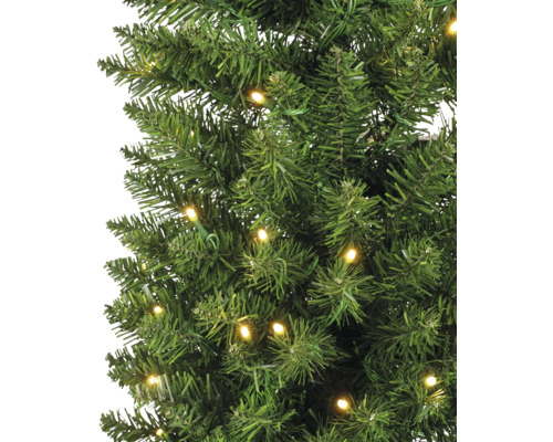 Detaljbild av en konstgjord julgran med LED-lampor.