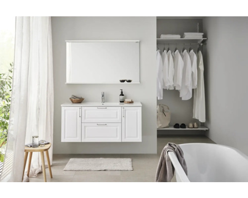 Ljust badrum med tvättställsskåp, spegel och öppen garderob