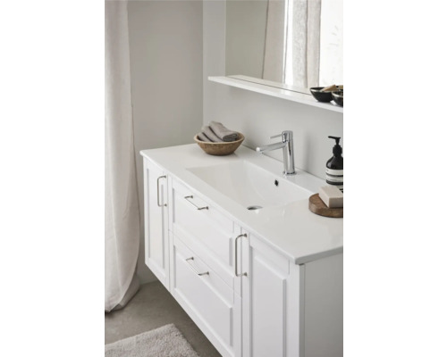 Badrum med tvättställsskåp, armatur och spegel