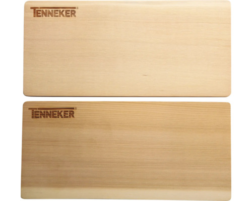 Två bastubänkar i trä med Tenneker-logotyp