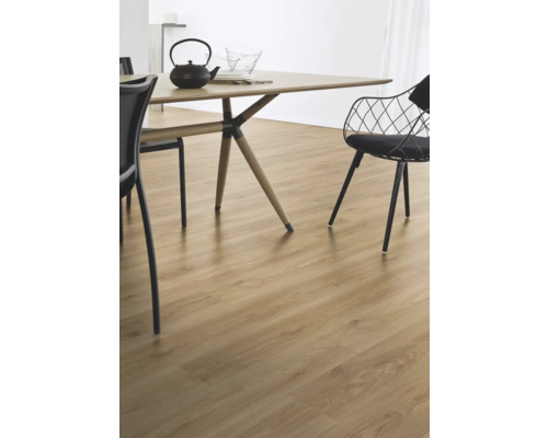 Scen med laminatgolv, matbord och stolar.