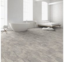 Ljust rum med fristående badkar, säng och golv med marmorlook