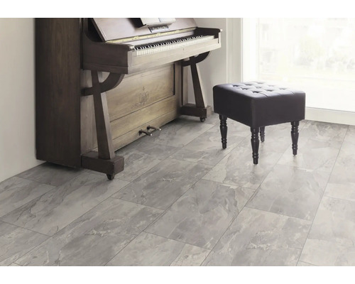 Scen med piano, pall och grått golv med marmorlook