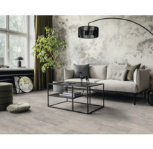 Ljust vardagsrum med soffa, soffbord och golvlampa