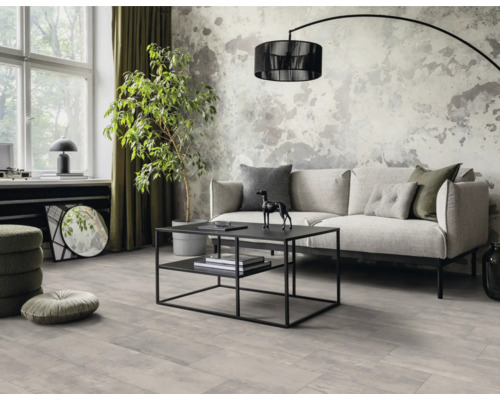 Ljust vardagsrum med soffa, soffbord och golvlampa