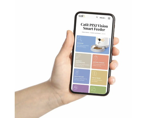 En smartphone i handen visar Catit PIXI Vision Smart Feeder-appen.